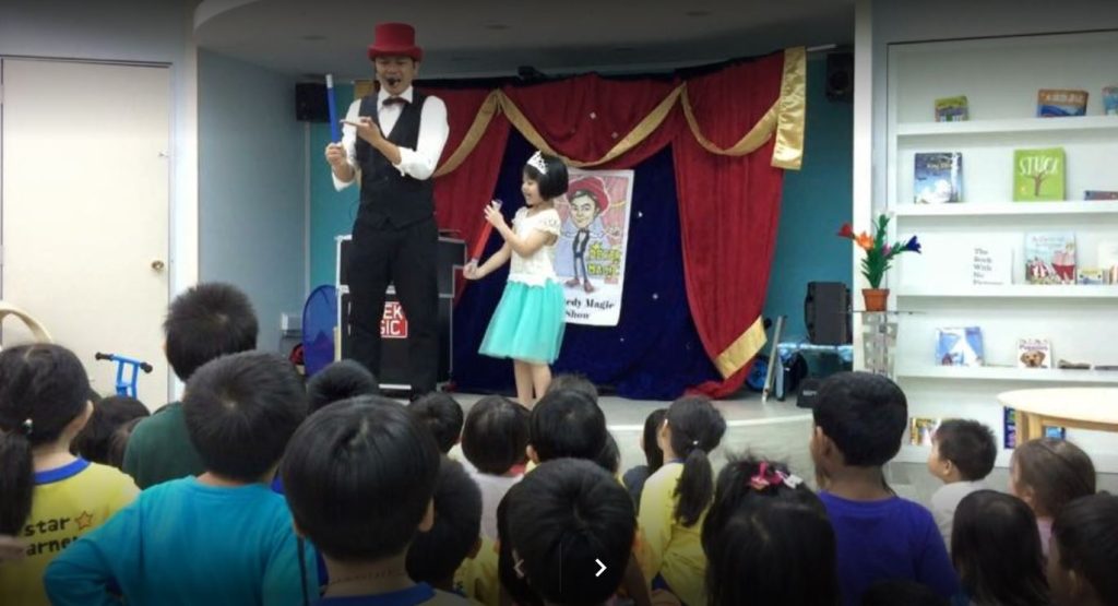 kids magician derek performing at birthday party in a preschool